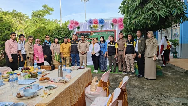วันที่ 5 สิงหาคม 2568
           นายมะยาเซ็ง  เจะเด็ง นายกเทศมนตรีตำบลมายอพร้อมด้วย ดร.ธรรมนูญ เเสนสนาม ปลัดเทศบาลตำบลมายอ  ได้เข้าร่วมโครงการ คุณครูนายอำเภอ " ณ โรงเรียนมายอ (สถิตย์ภูผา) ตำบลมายอ อำเภอมายอ จังหวัดปัตตานี ประจำปีงบประมาณ 2568
             ประธานในพิธี นายดนุช นาคสง่า นายอำเภอมายอ/ผู้อำนวยการศูนย์ปฏิบัติการอำเภอมายอ จัดกิจกรรมขับเคลื่อนโครงการ Amphoe ปลอดภัย " คุณครูนายอำเภอ " โรงเรียนมายอ (สถิตย์ภูผา)  เพื่อให้ส่วนราชการได้พบปะเยี่ยมเยียนและให้กำลังใจครู บุคลากร และนักเรียน  ตลอดจนให้ความรู้เกี่ยวกับยาเสพติด  โดยภายในโครงการมีกิจกรรม ดังนี้ 
   - กิจกรรมจิบน้ำชายามเช้า ร่วมกับส่วนราชการ
   - กิจกรรมหน้าเสาธงร่วมกับนร.เเละเเจกไอศครีมจากนายกเทศมนตรีตำบลมายอ
   - กิจกรรมปลูกต้นไม้